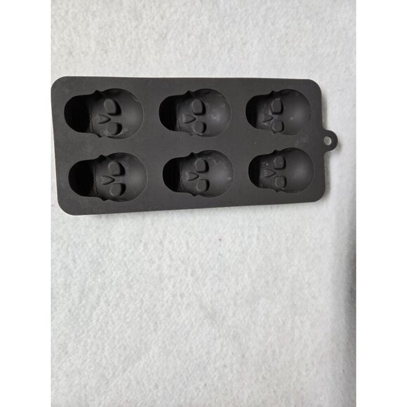Silicone Skull Ice Cube/  Chocolate Mold Tray makes 6 Servings - Picture 7 of 7
